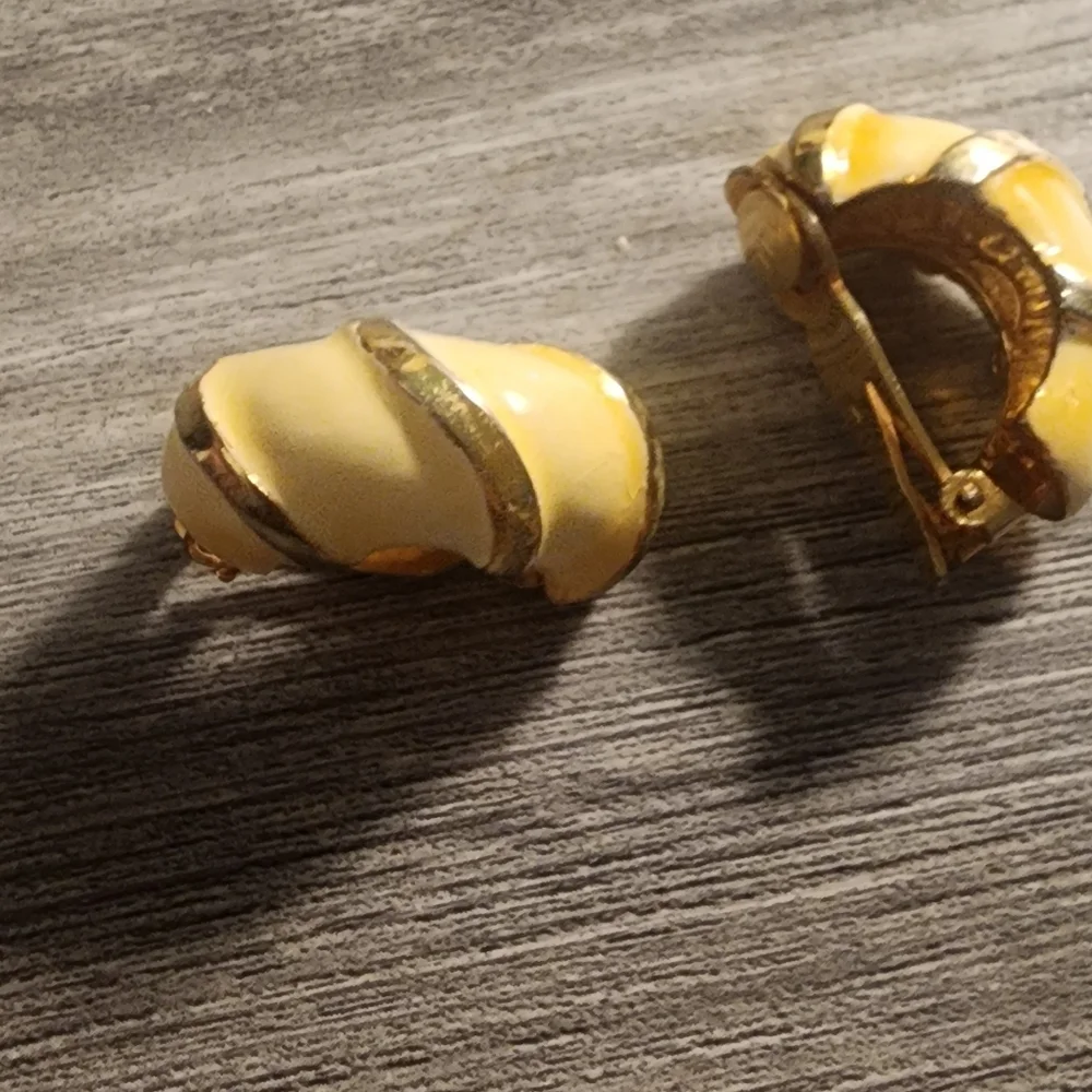 K.J.L Elegant Gold and Cream Hoop‎ Earrings. Signs Of Used. - Picture 3 of 7